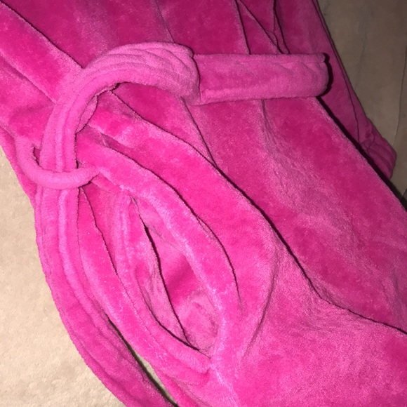 Simply styled medium pink plush robe with pockets 💕 - Picture 5 of 5